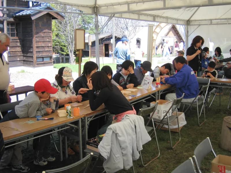 刑務作業、豆わらじ作りの様子