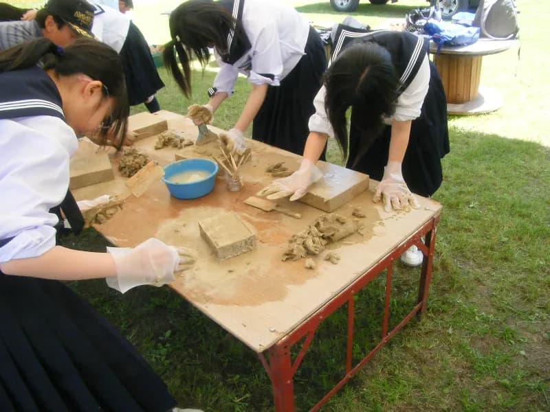 教育講座、レンガ造りの様子